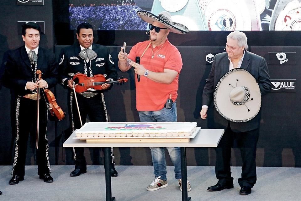 Con un sombrero charro, un pastel por su cumpleaños número 30 y al son de 'Sigo siendo el rey', Ruiz culminó su participación en el Foro, donde fue asediado por muchos de los asistentes.