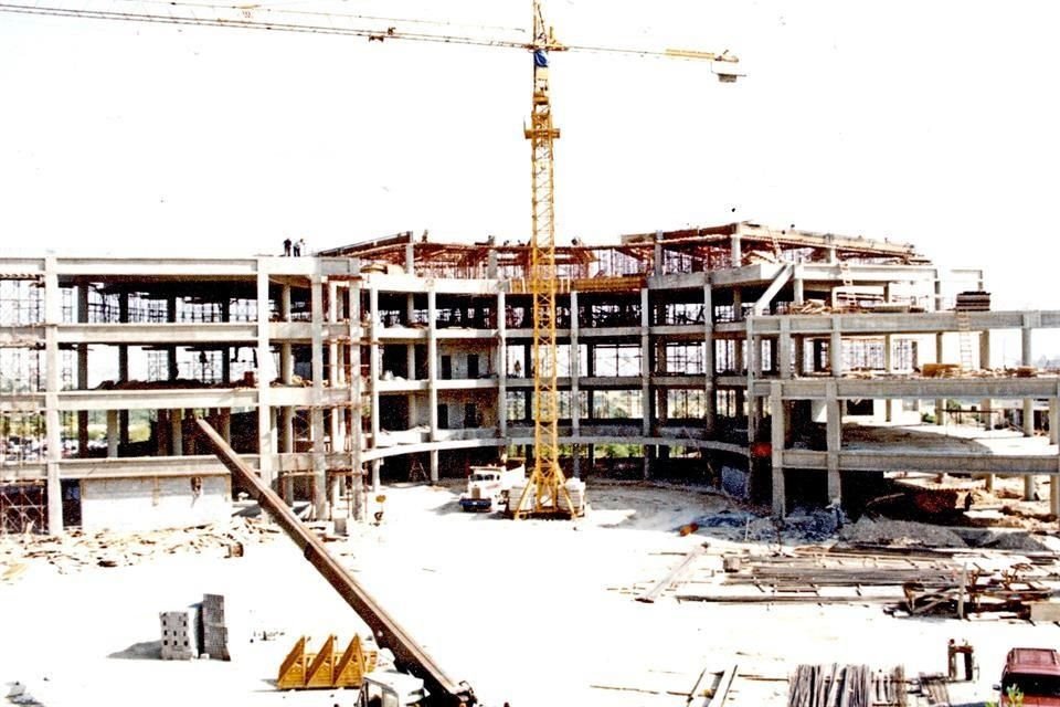 Construcción del edificio<br>de Rectoría en agosto del 2002.