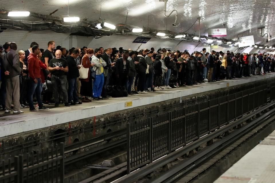 Diez líneas de metro en París se encuentran cerradas por un paro masivo de transporte en rechazo al a reforma de pensiones en Francia.