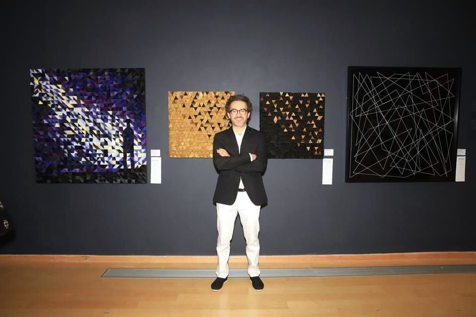 Luis Guajardo con sus obras de arte