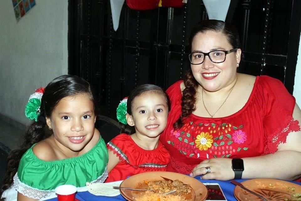 Dalia Contreras, Regina Contreras y Carolina Bustamante
