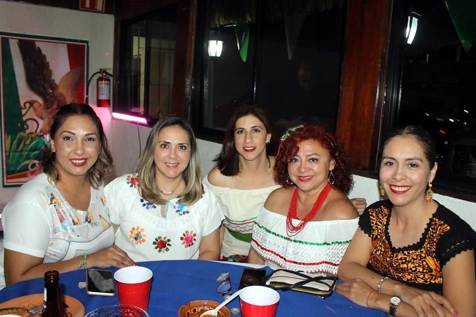 Sugehi Zimbrón, Angie Velázquez, Nora Flores, Patricia Belmares y Andrea Camacho