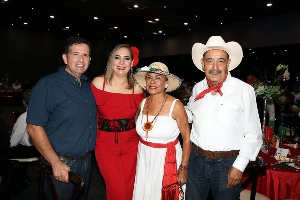 Paul Medina, Edith Loya,  Rosario Tapia de Sánchez y José Luis Sánchez