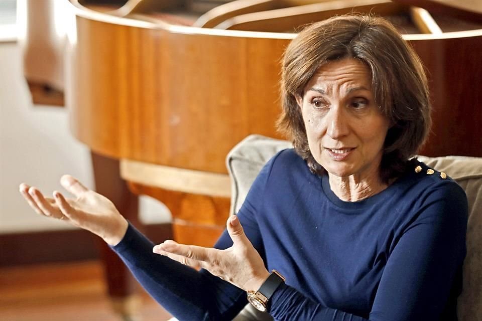 Paloma Sánchez-Garnica y su novela titulada 'La sospecha de Sofía' (Planeta).