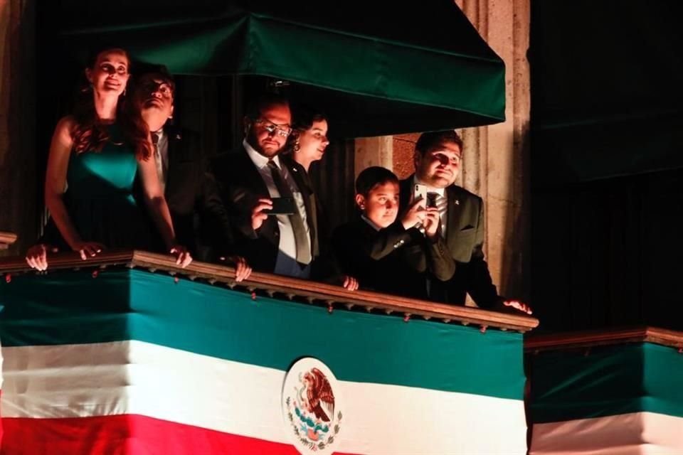 Los hijos del Presidente López Obrador en uno de los balcones del Palacio Nacional