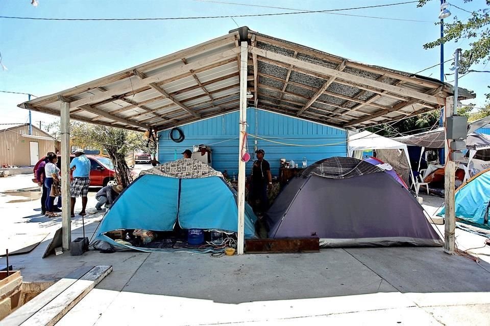 Migrantes que esperan su turno para solicitar asilo en EU viven en casas de campaña en el Albergue Senda de Vida.
