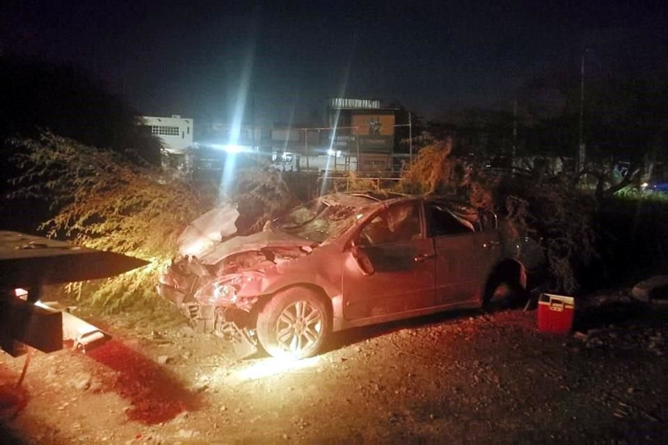 Una presunta distracción con el celular provocó que un automovilista perdiera el control de su vehículo y terminara volcado fuera del camino anoche en sobre la Avenida Acueducto, en Escobedo.