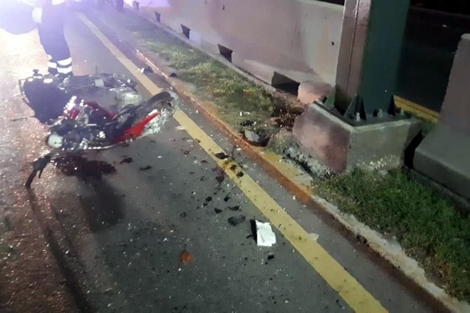 El accidente se registró alrededor de la 1:03 horas en los carriles en dirección a Monterrey, muy cerca del puente del Arroyo Los Elizondo, a la altura de la Colonia Ciudad Satélite.