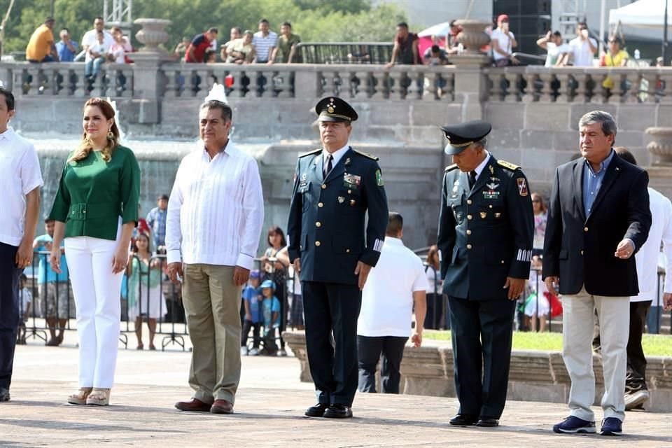 En la Explanada de los Héroes, el Gobernador Jaime Rodríguez y su esposa, Adalina Dávalos, realizaron las actividades correspondientes ante miles de asistentes.