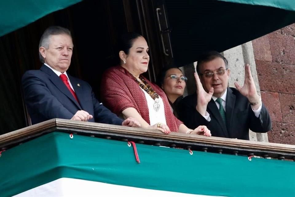 Ebrard compartió balcón con las legisladores Fernández y Rojas y el Ministro Zaldívar.