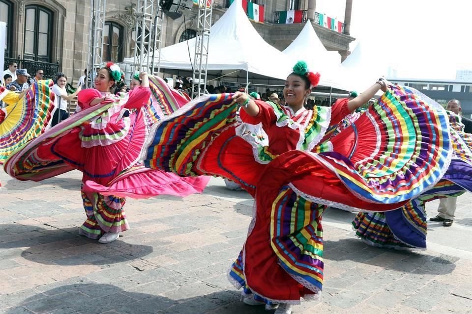 Una fiesta de color y folclore presenciaron los regios que asistieron al desfile por los 209 años de la Independencia de México.