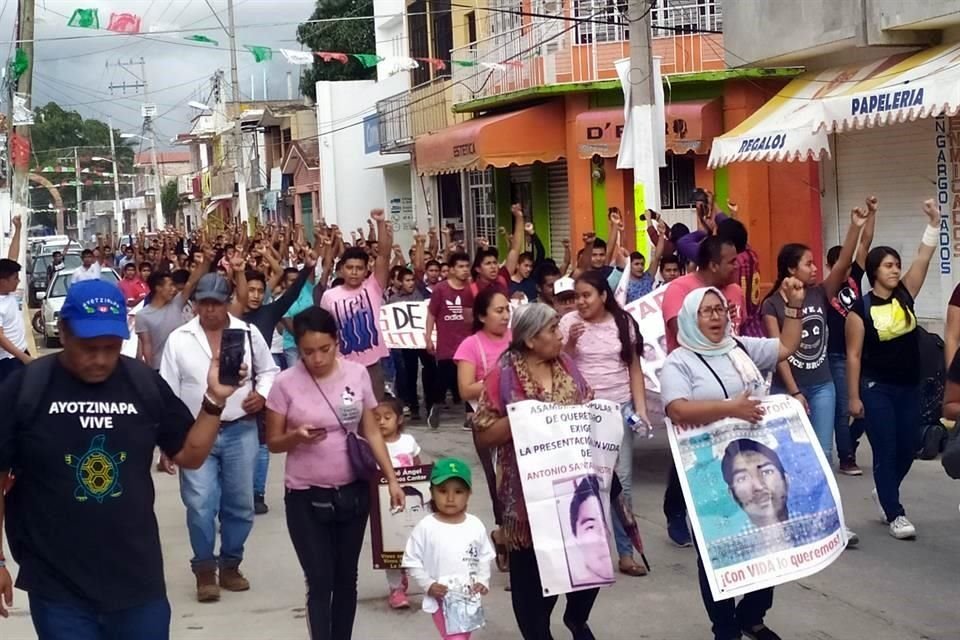 Los padres marcharon por calles de Tixtla, Guerrero.