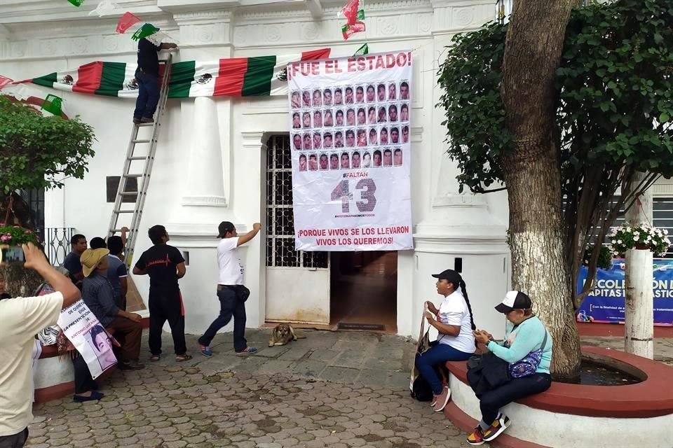 En la entrada principal del Ayuntamiento de Tixtla fue colgada una manta con los rostros de los 43 jóvenes desaparecidos.