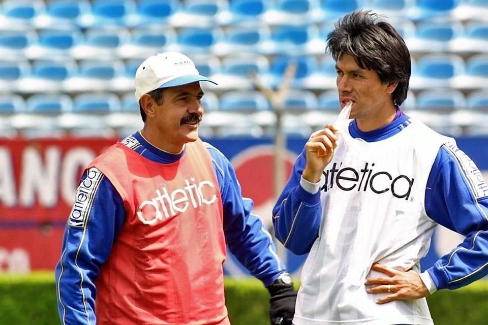 Ricardo Ferretti (izq.) dirigió a Claudio Suárez durante su primera etapa como DT de Tigres, del Invierno 2000 al Apertura 2002.