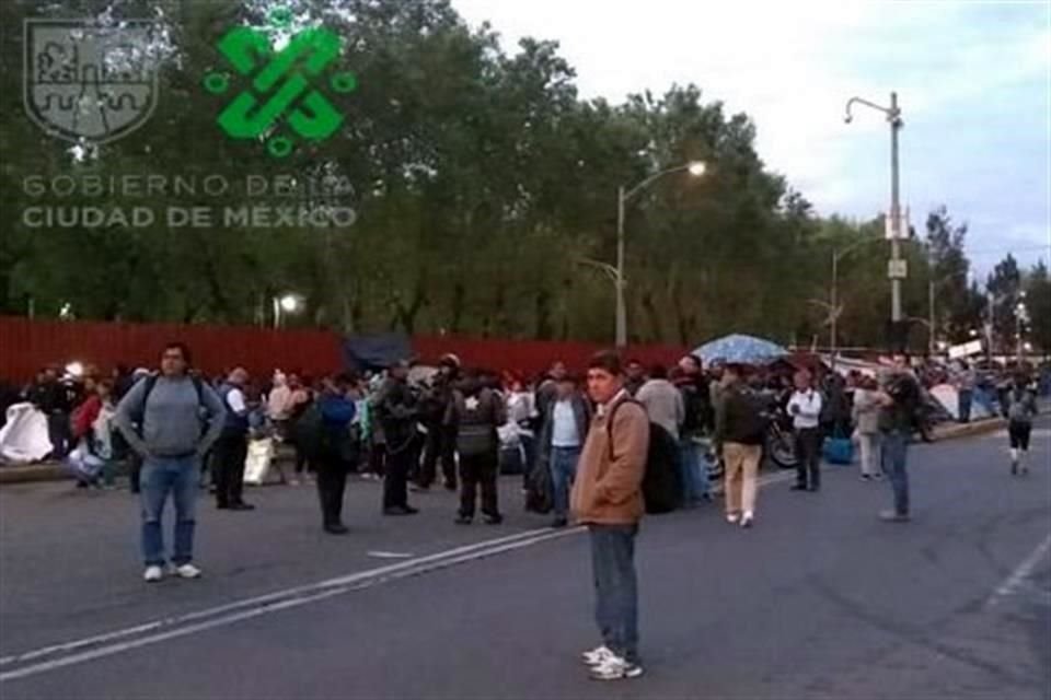 Integrantes de la CNTE bloquean las entradas a la Cámara de Diputados que están ubicadas sobre Avenida Zapata.