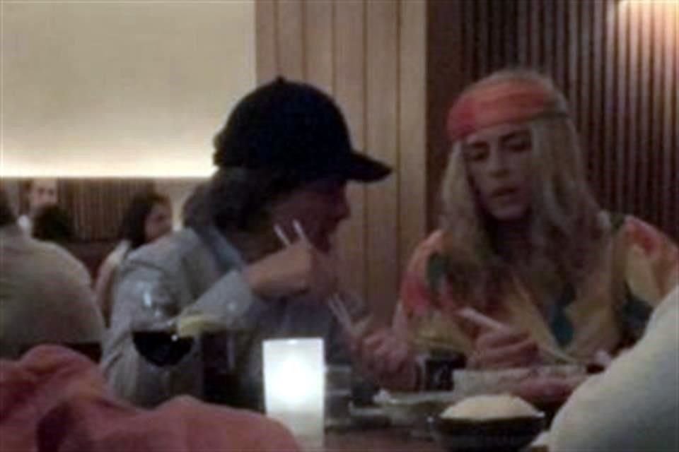 Peña Nieto y Tania Ruiz fueron captados cenando en restaurante de Nueva York presuntamente disfrazados de 'hippies'.
