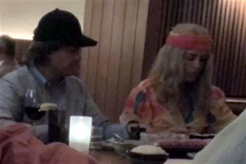 Peña Nieto y Tania Ruiz fueron captados cenando en restaurante de Nueva York presuntamente disfrazados de 'hippies'.