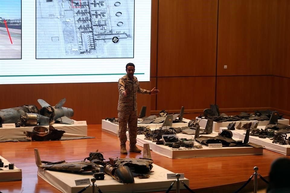 El portavoz del Ministerio de Defensa de Arabia Saudita muestra los presuntos restos de los drones que atacaron las refinerías.