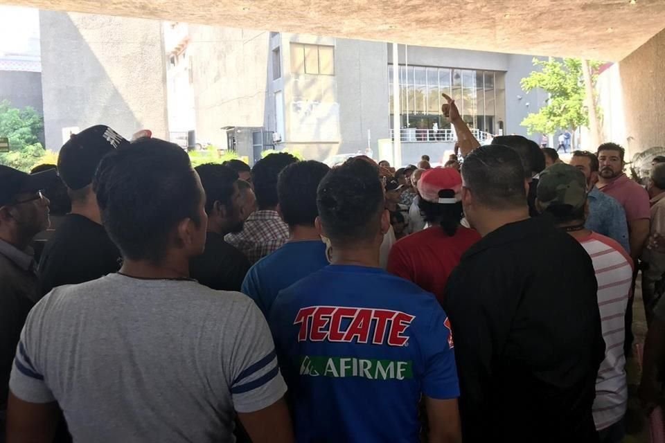 Durante la manifestación, los más de 30 inconformes solicitaron la destitución de Noé Chávez, titular de la AET, al señalar que ha iniciado una cacería en contra de los irregulares.