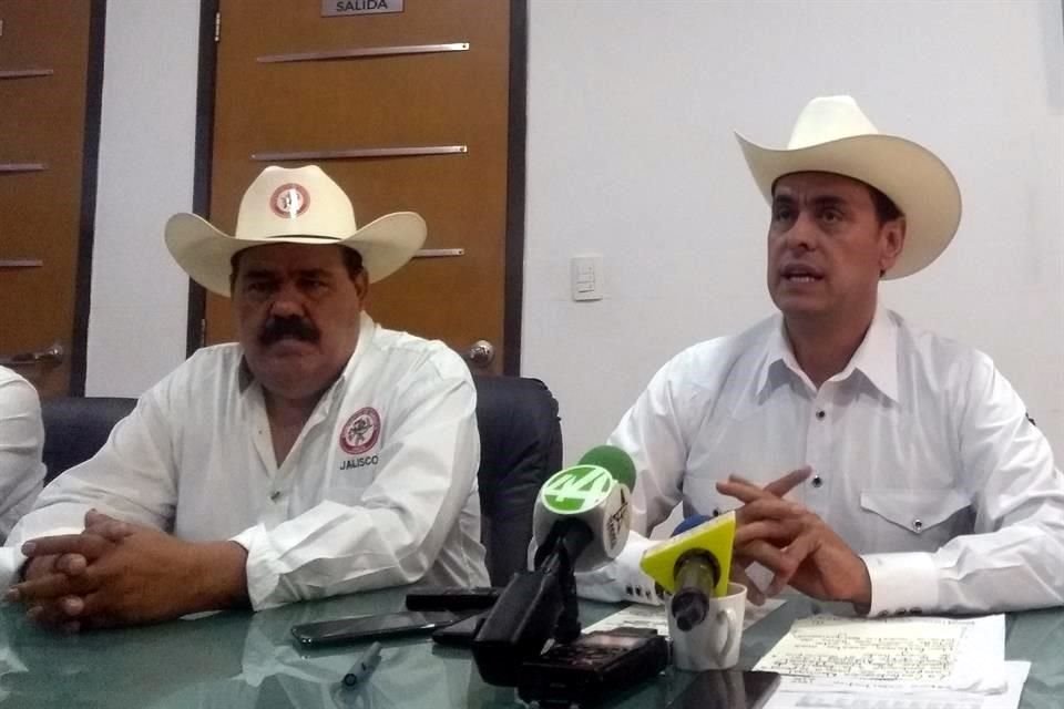 Eliazer Ayala Rodríguez (izq.), delegado de la Confederacion Nacional Campesina, e Ismael Hernández, líder nacional de la CNC.