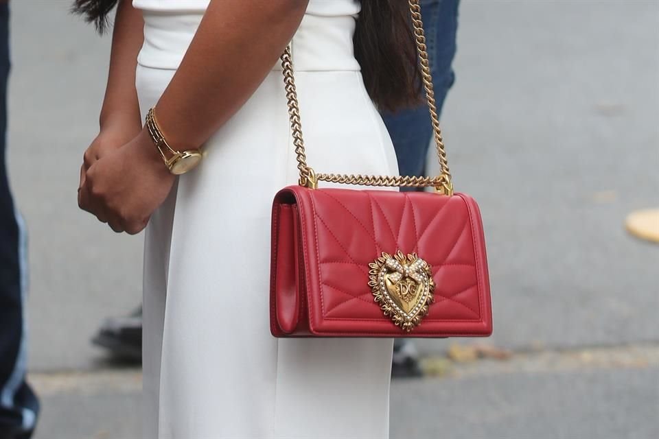 Yalitza lució durante su visita un bolso rojo de la línea Devotion, de Dolce & Gabbana, que tiene un precio aproximado de 40 mil pesos y que, de acuerdo con Hola, el año pasado fue un hit en famosos.