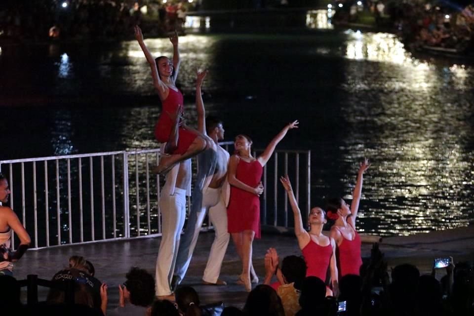 Junto a la Orquesta Sinfónica de la UANL y el Ballet de Monterrey, Aquatic hizo gala de una serie de efectos en el Lago de las Olas del Paseo Santa Lucía.