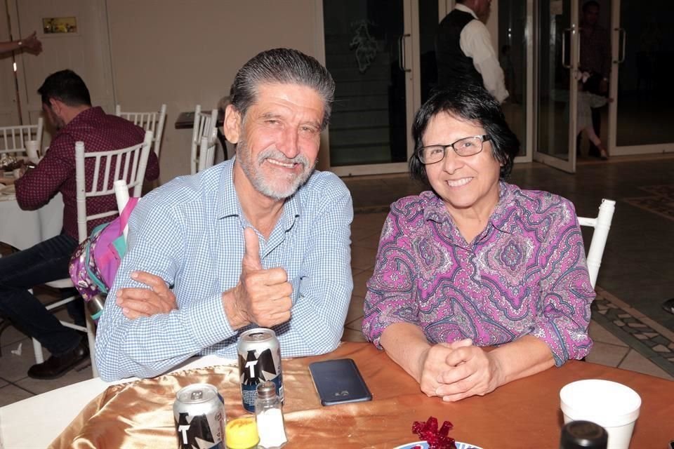 Omar Ramos García y Teresa Ramírez de Ramos, padres de la festejada