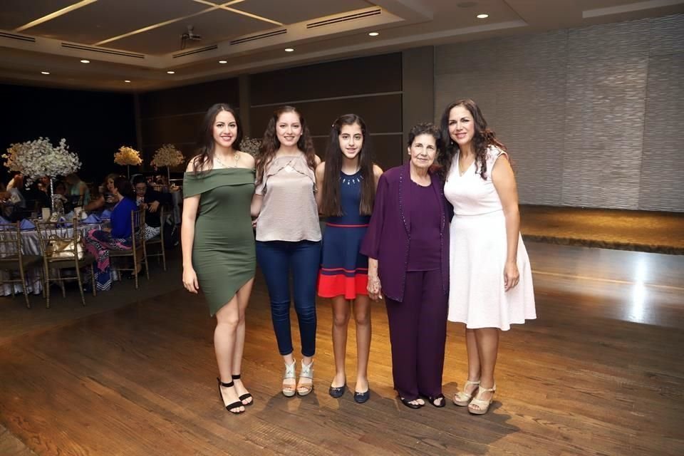 Melissa Campos, Evelyn Campos, Anyeli Campos, Tomasa Martínez y María del Socorro de Campos