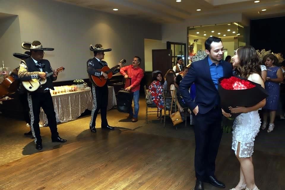 Iván Martínez y Karla Leal, novio de la festejada sorprendió con mariachi en el festejo