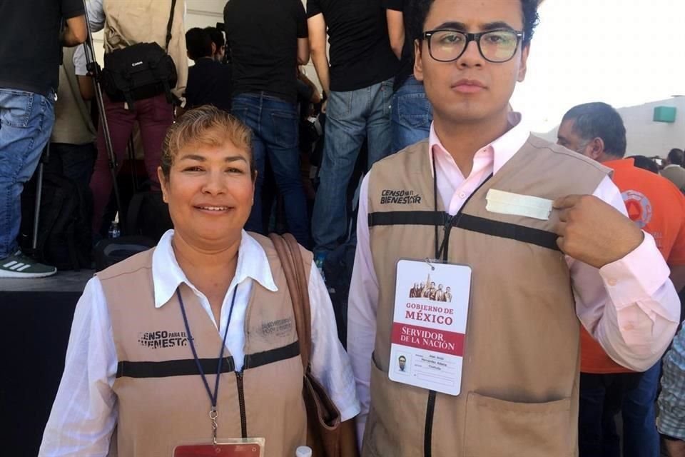 Los 'servidores' pegan cinta o rayan el nombre de López Obrador para evitar que se vea.