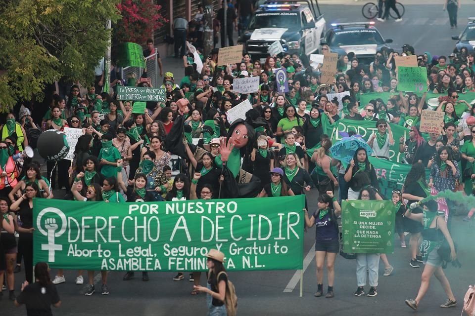 Cientos de mujeres tomaron ayer las calles del Centro de Monterrey par alzar la voz y pedir que el aborto sea legalizado por el Gobierno del Estado.