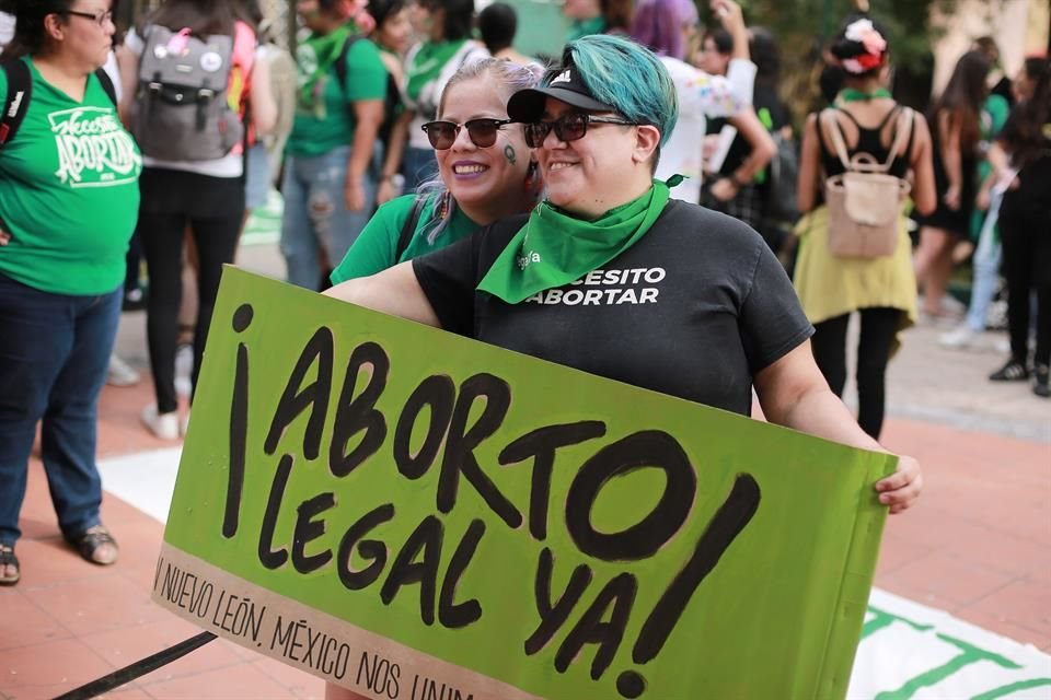 La concentración organizada por la Asamblea Feminista de Nuevo León  inició cerca de las 18:00 horas en la Plaza de los Enamorados y concluyó casi tres horas después.