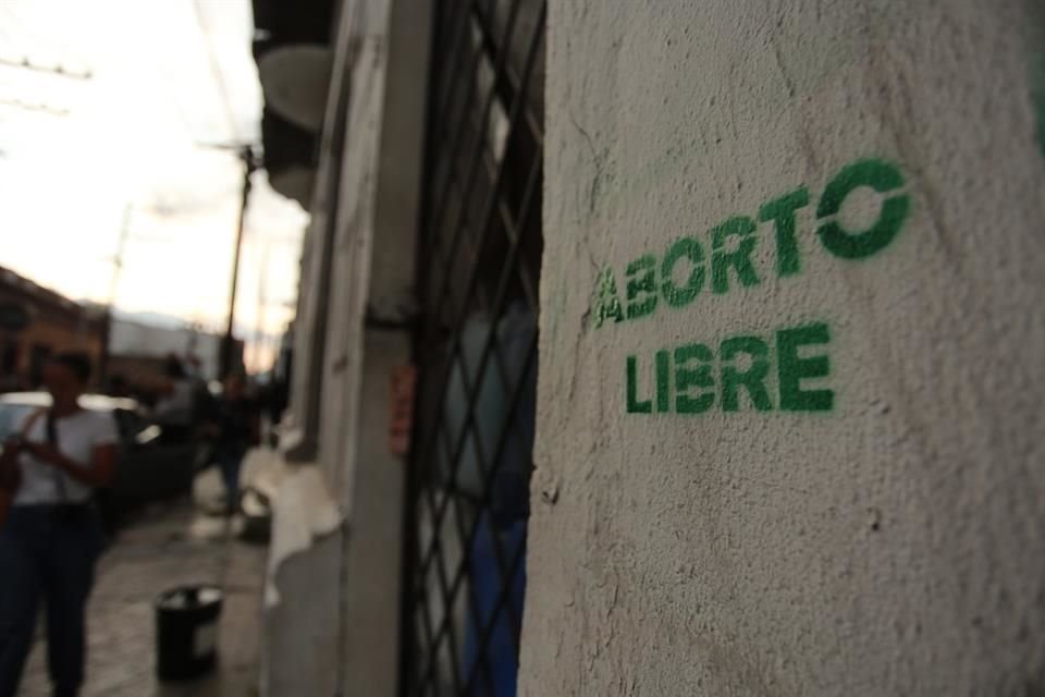 A su paso, la agrupación pegó calcas en las paredes y entregó volantes para promover la despenalización del aborto.<br>