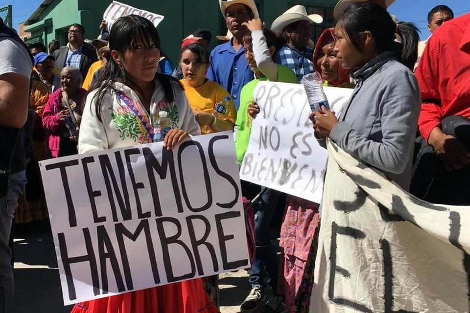 Un grupo de tarahumaras recibió al Presidente López Obrador con una protesta.