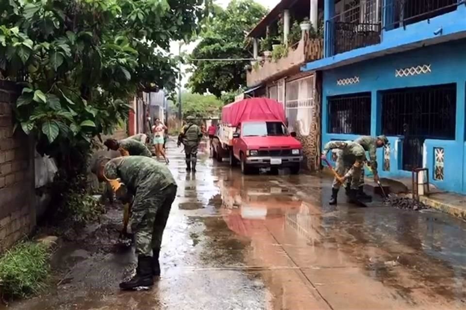 Soldados realizan labores de limpieza en Coyuca de Benítez.