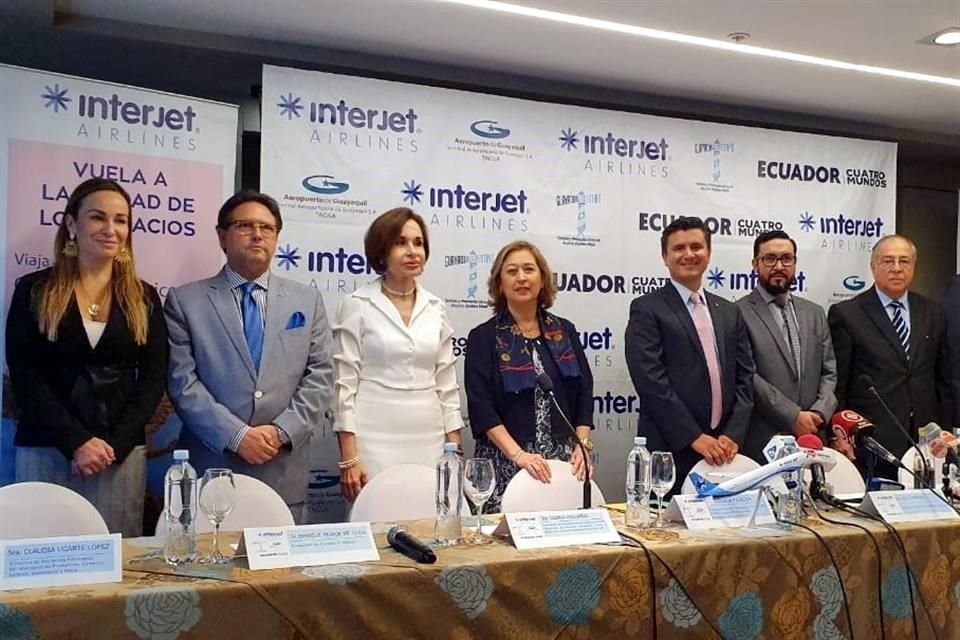 (De Izq. a Der.) Julio Gamero, director ejecutivo comercial de Interjet, estuvo presente en la inauguración del vuelo.