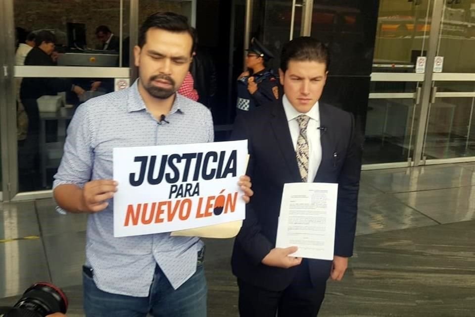 La querella fue presentada en las instalaciones de la FGR, en la Ciudad de México, por el Senador de Movimiento Ciudadano, Samuel García, y por el secretario general del partido, Jorge Álvarez Máynez.
