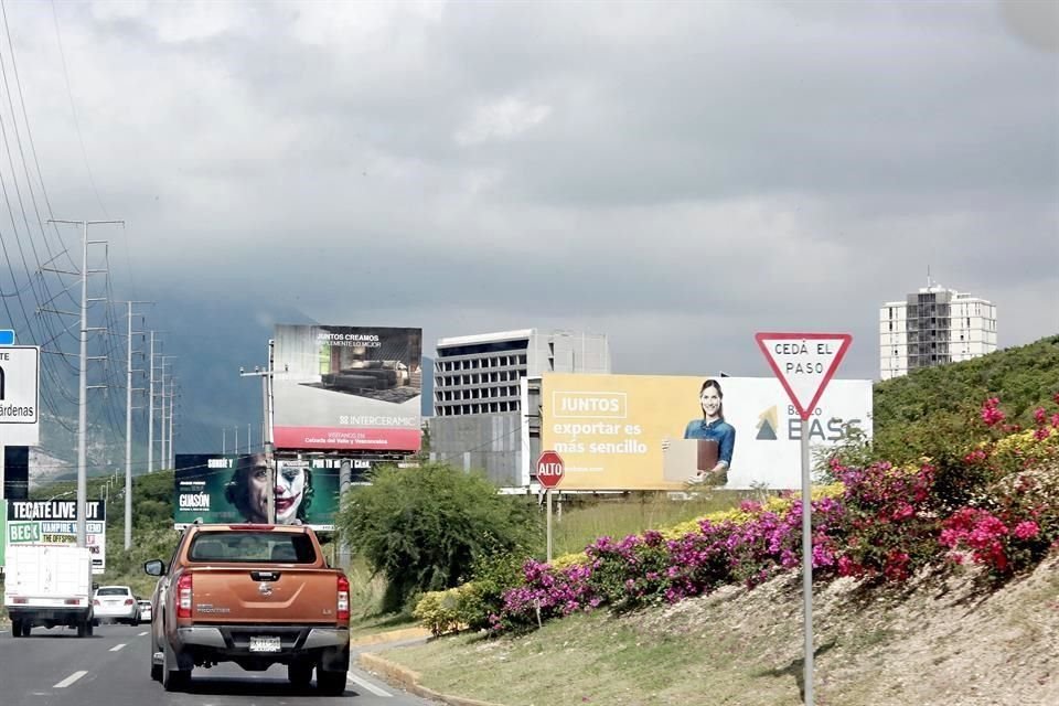 En Valle Oriente, en la Avenida Lázaro Cárdenas se observan varios anuncios sobre la Loma Larga.