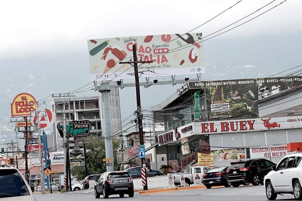 Así luce la Avenida Gómez Morín y la publicidad de sus distintos comercios.
