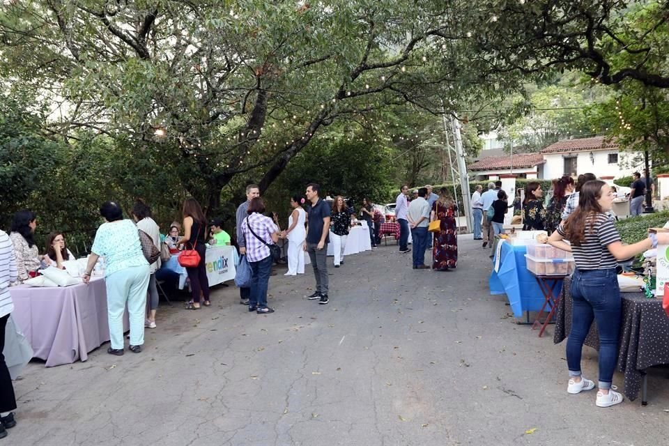 Para apoyar el comercial local, a los nuevos emprendedores y sobre todo para convivir, vecinos de Olinalá organizan el mercado 'De Pinta en la Montaña'.