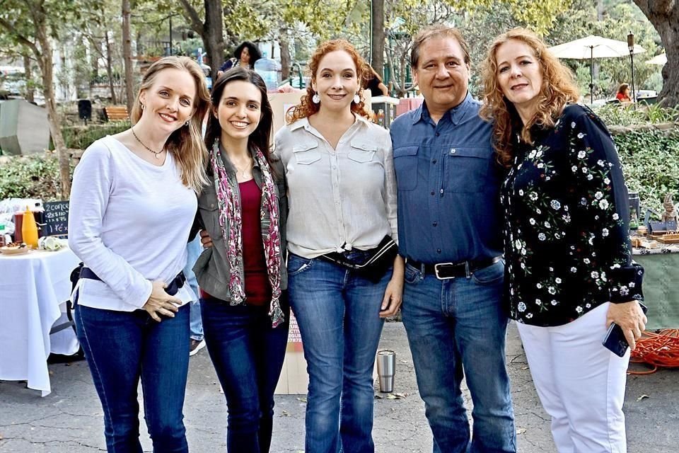 Cecilia Navarro de Marcos, Natalia Marcos Navarro, Ana Quiroga de Morales, Martín Garza Escamilla y Gloria Magallanes de Garza