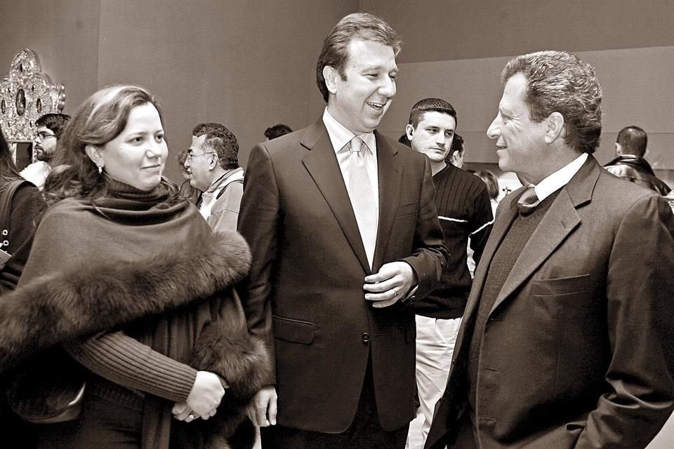 La hija de Diego, Paola Sada de Guajardo, con su esposo Jorge Guajardo y Miguel Schwarz