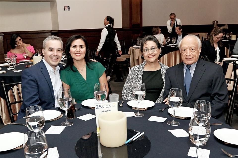Miguel Veci, Marcela de Veci, Cristina Aguirre y Antonio Aguirre