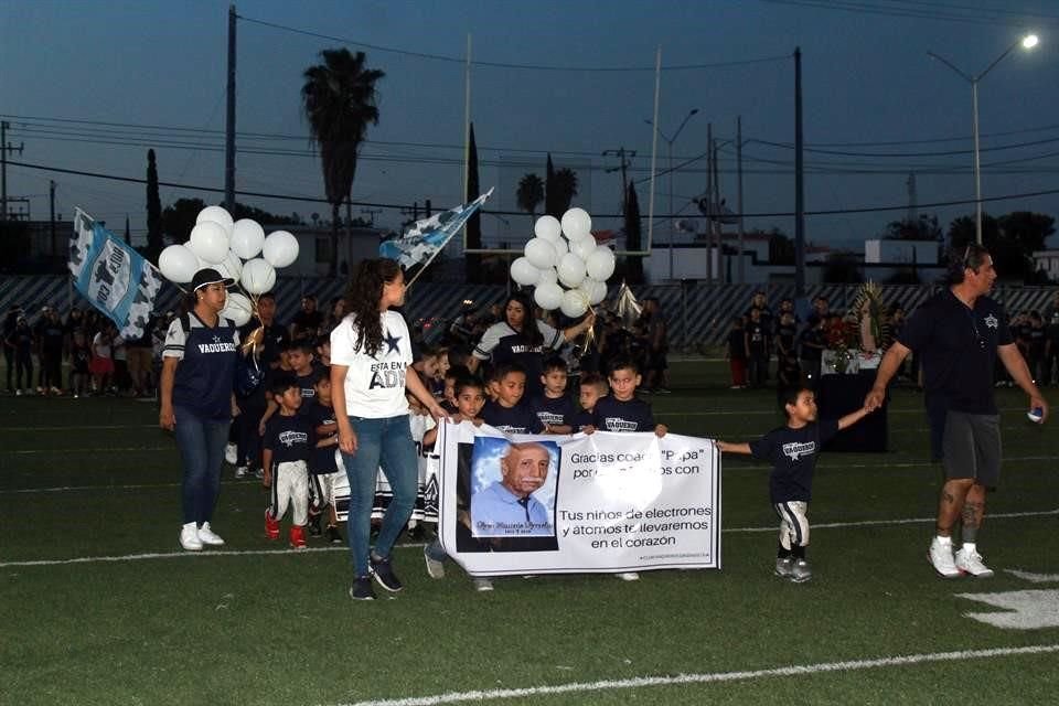 El equipo infantil Átomos, realizó un homenaje a su difunto coach, Aron Saucedo Arreola, quien falleció este año