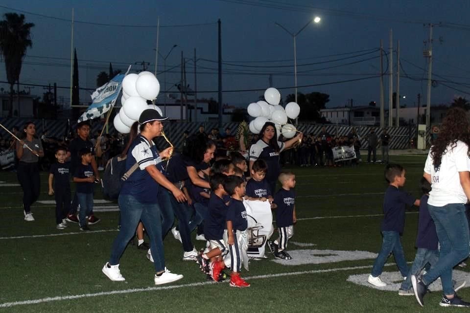El equipo infantil Átomos, realizó un homenaje a su difunto coach, Aron Saucedo Arreola, quien falleció este año