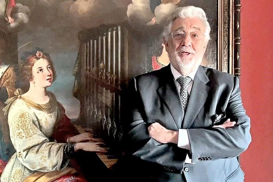 En el video, Plácido Domingo aparece con una pintura de Santa Cecilia, patrona de los músicos.
