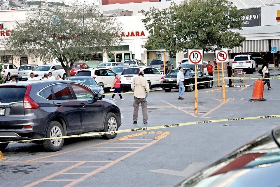 Supuesto pleito entre taxistas causó pánico en el estacionamiento de Plaza Fiesta San Agustín.