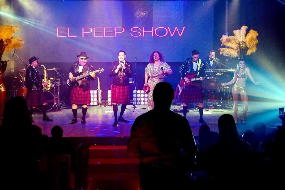 Un espectáculo tipo 'Off Broadway', con luces, bailarinas, pantallas y hasta acróbatas aéreas, fue parte de la producción que rodeó El Peep Show que vuelve a escena liderada por Pepe Quintero.