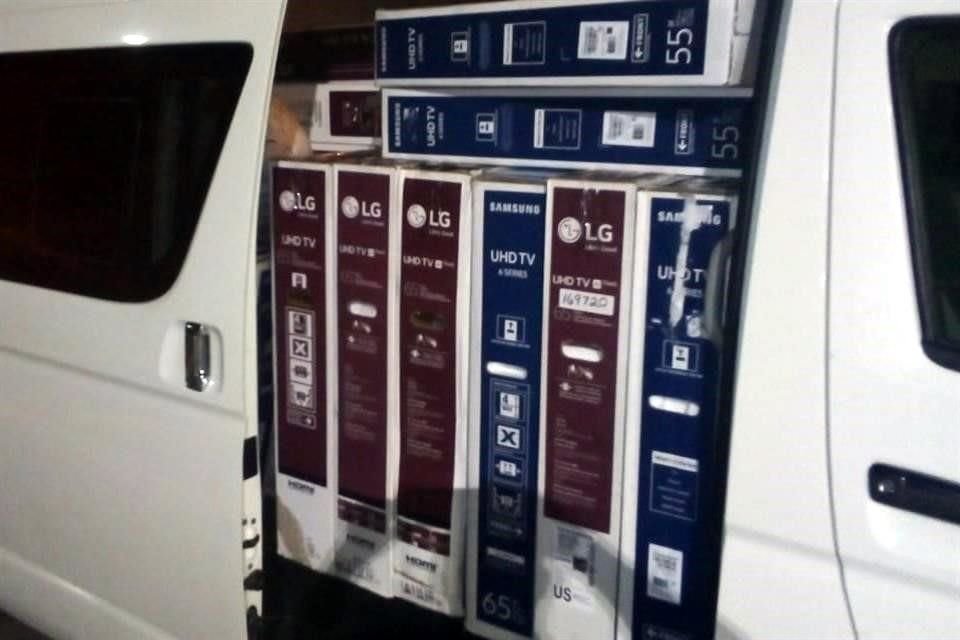 Le pidieron que abriera la camioneta y localizaron 24 pantallas de diferentes pulgadas, de las cuales no acreditó la documentación de importación.