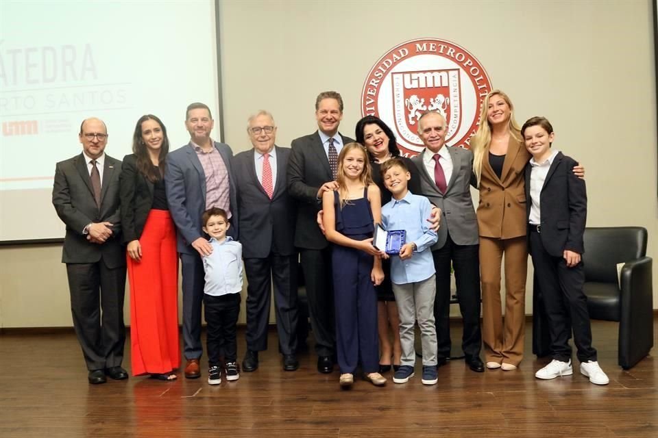 La familia del homenajeado junto con Héctor Sepúlveda, Eugenio Clariond Reyes Retana y Alfonso Romo